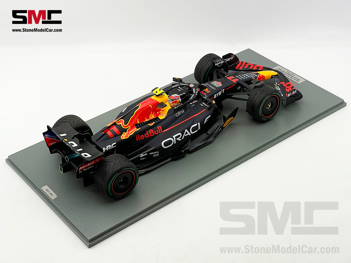 Red Bull F1 RB18 #11 Sergio Perez Singapore Winner 2022 Spark 1:12 Intermediate 12S033