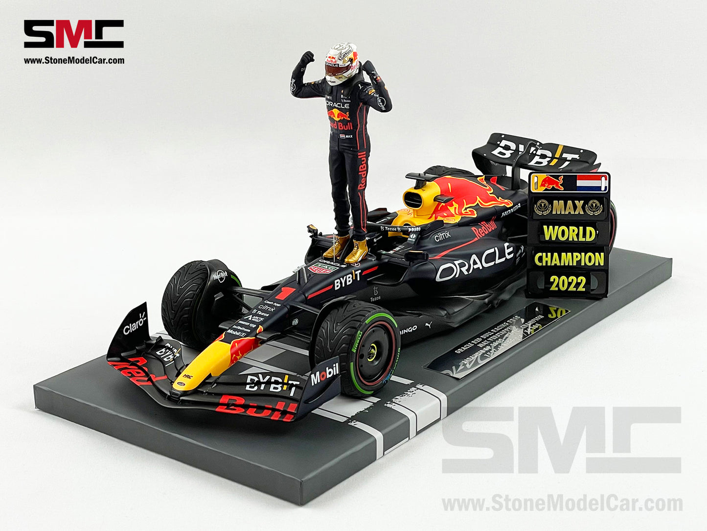 #1 Max Verstappen 2022 World Champion Red Bull F1 RB18 Japan GP 1:18 MINICHAMPS with Figure