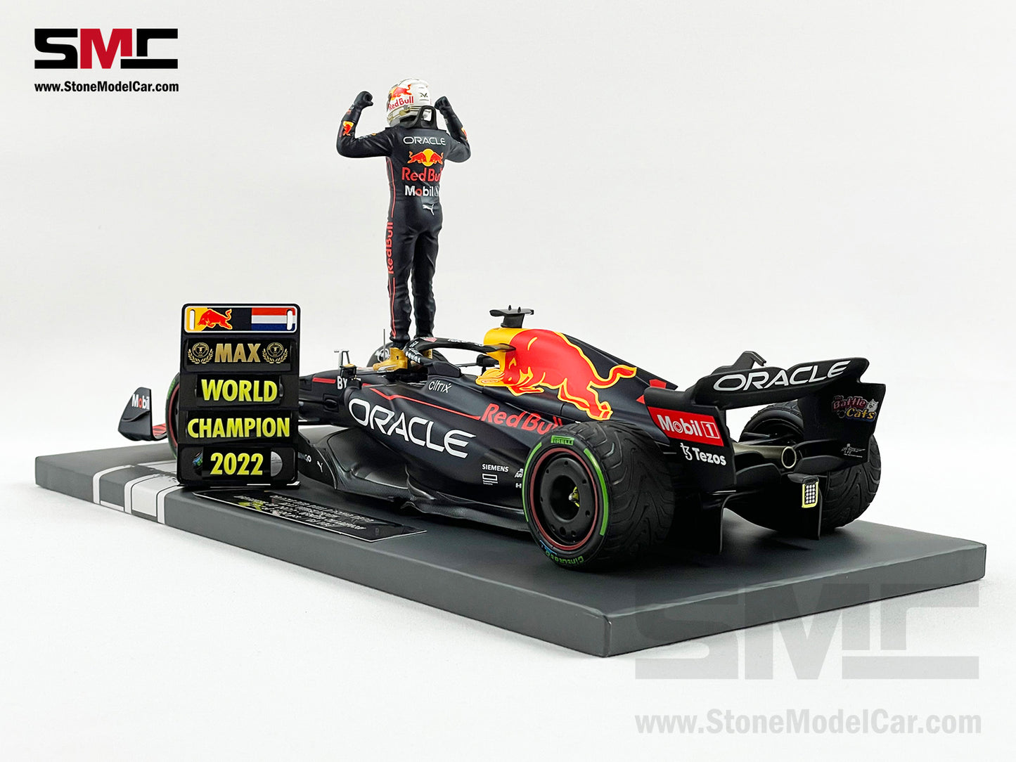 #1 Max Verstappen 2022 World Champion Red Bull F1 RB18 Japan GP 1:18 MINICHAMPS with Figure