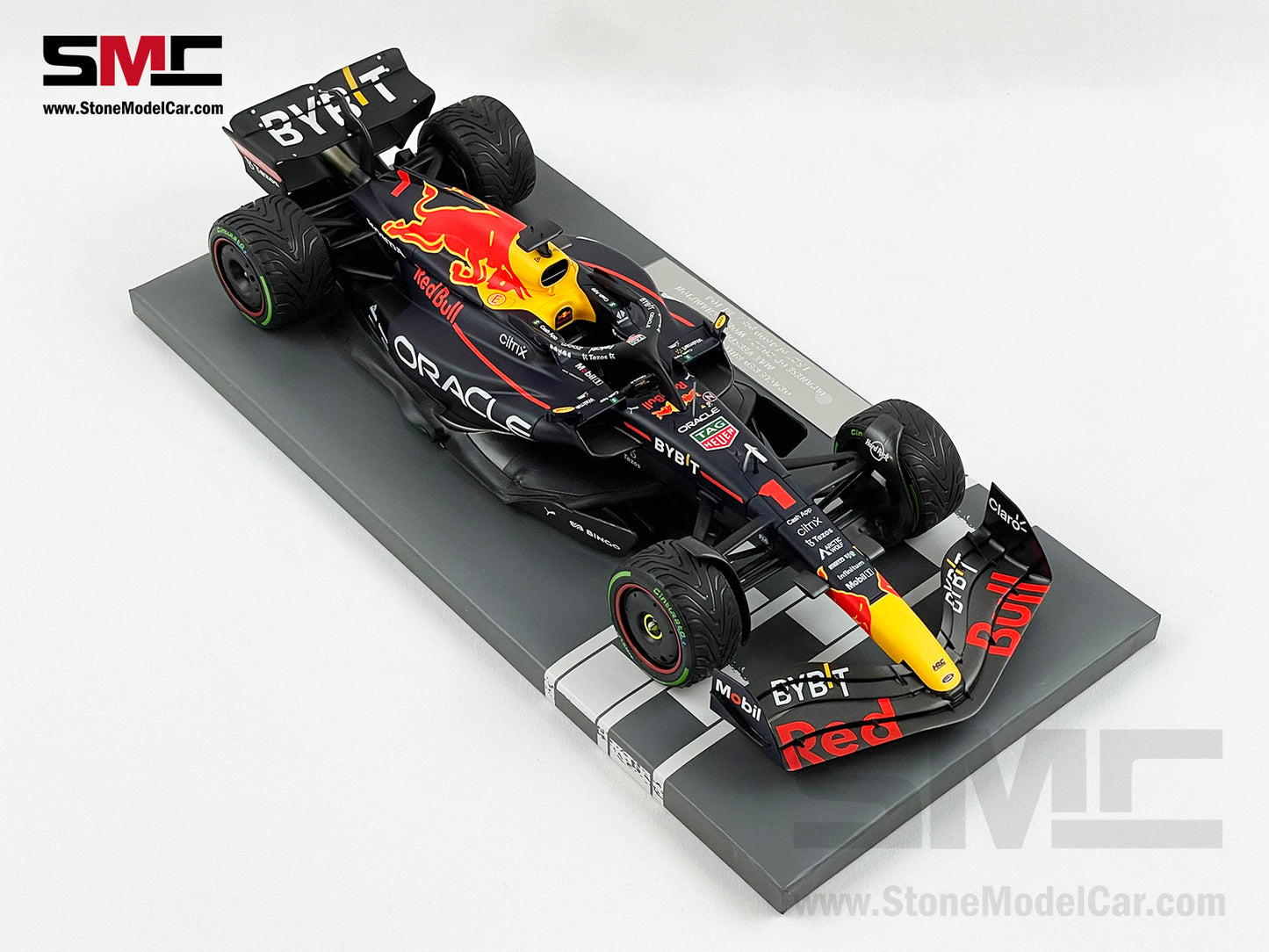 #1 Max Verstappen 2022 World Champion Red Bull F1 RB18 Japan GP 1:18 MINICHAMPS with Figure