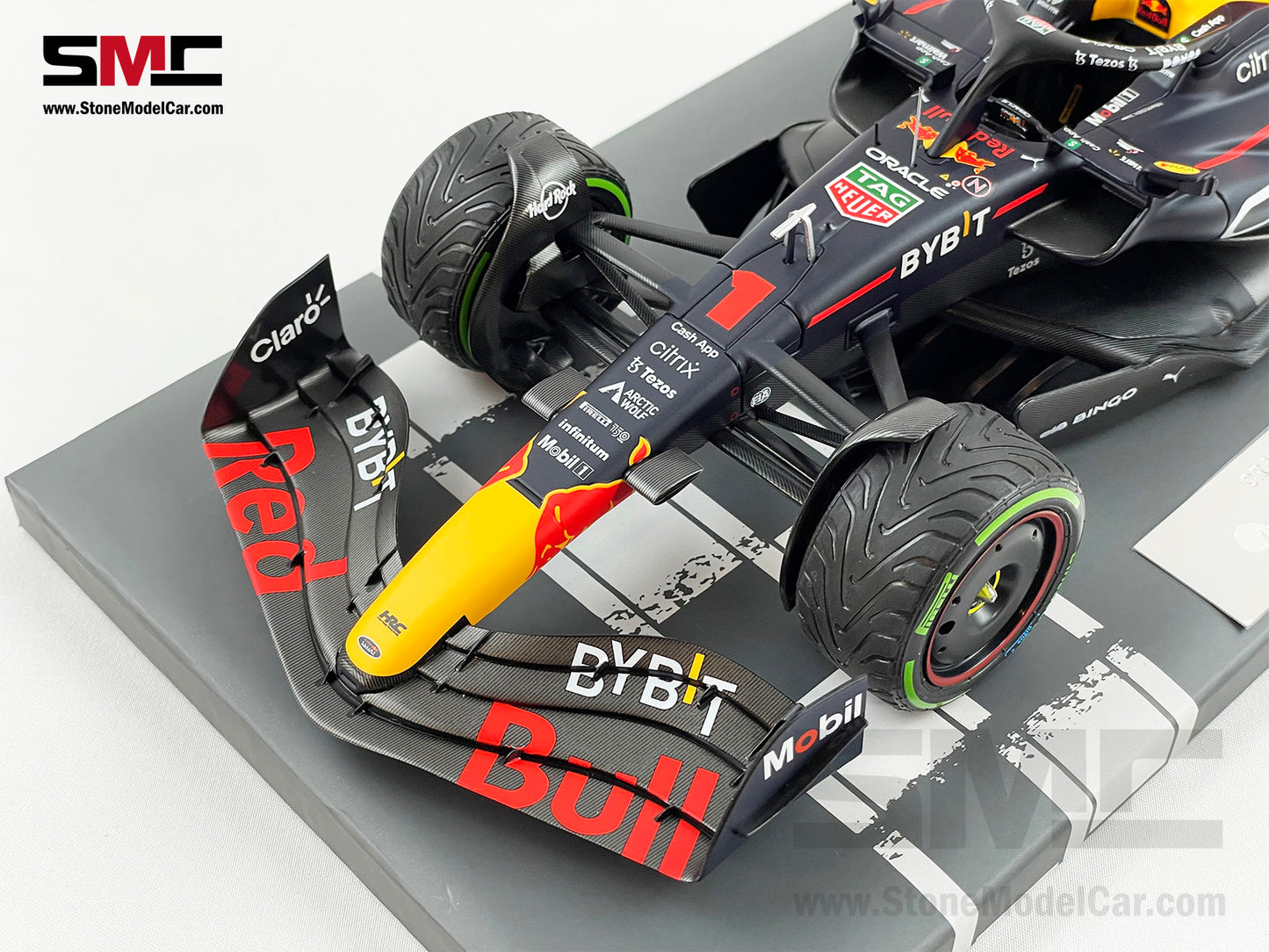 #1 Max Verstappen 2022 World Champion Red Bull F1 RB18 Japan GP 1:18 MINICHAMPS with Figure