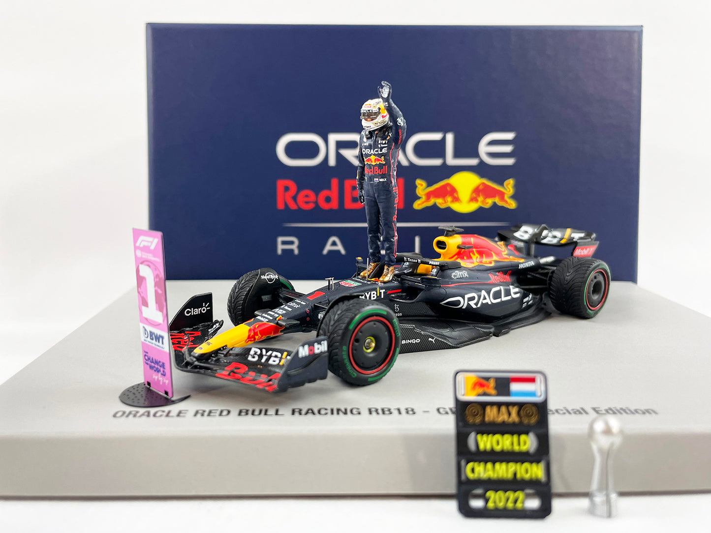 2022 F1 World Champion #1 Max Verstappen Red Bull RB18 Japan GP 1:43 Spark with Figure