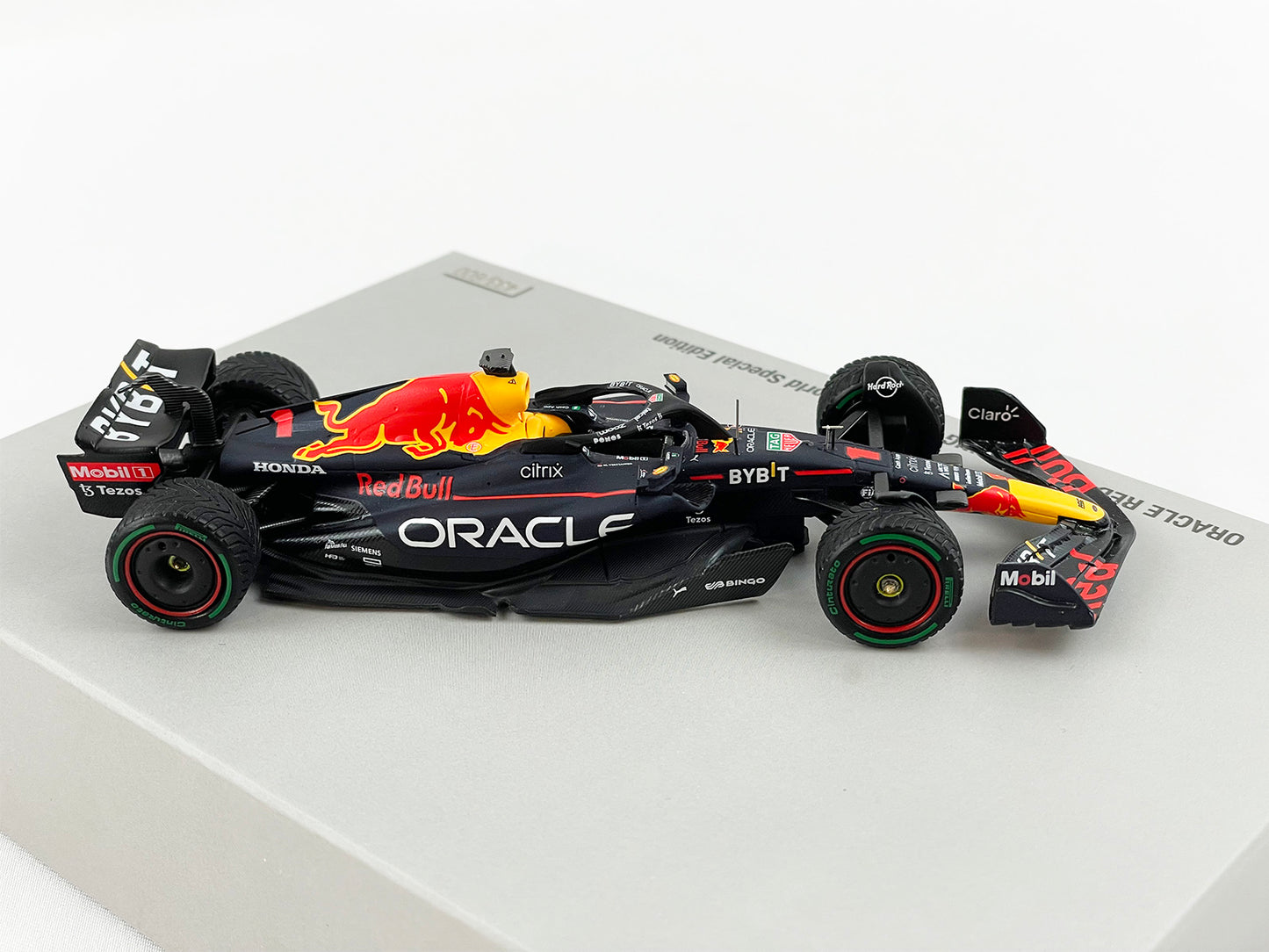 2022 F1 World Champion #1 Max Verstappen Red Bull RB18 Japan GP 1:43 Spark with Figure
