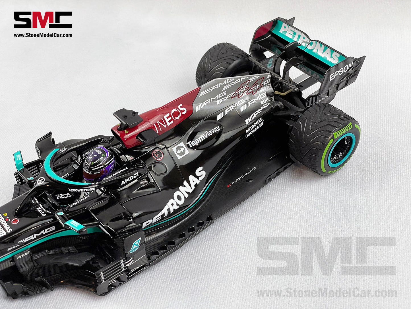 Mercedes AMG F1 W12 #44 Lewis Hamilton Russia 100th GP Win 1:18 Minichamps Gift Box