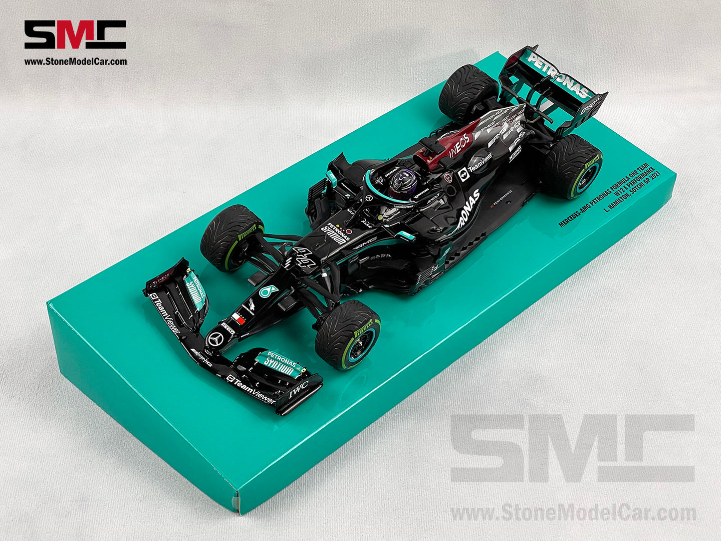 Mercedes AMG F1 W12 #44 Lewis Hamilton Russia 100th GP Win 1:18 Minichamps Gift Box