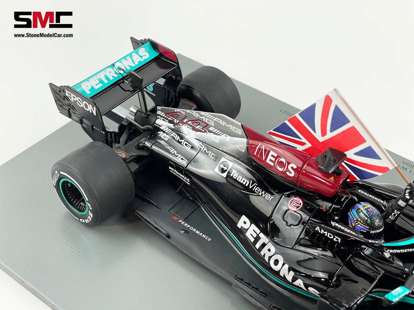 Mercedes F1 W12 #44 Lewis Hamilton British GP 2021 with Flag Spark 1:18 18S599