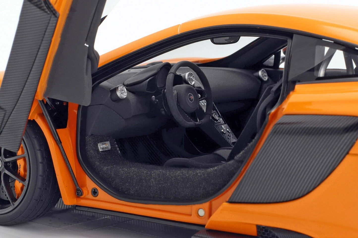 McLaren 675 LT Year 2016 McLaren Orange 1:18 AUTOart