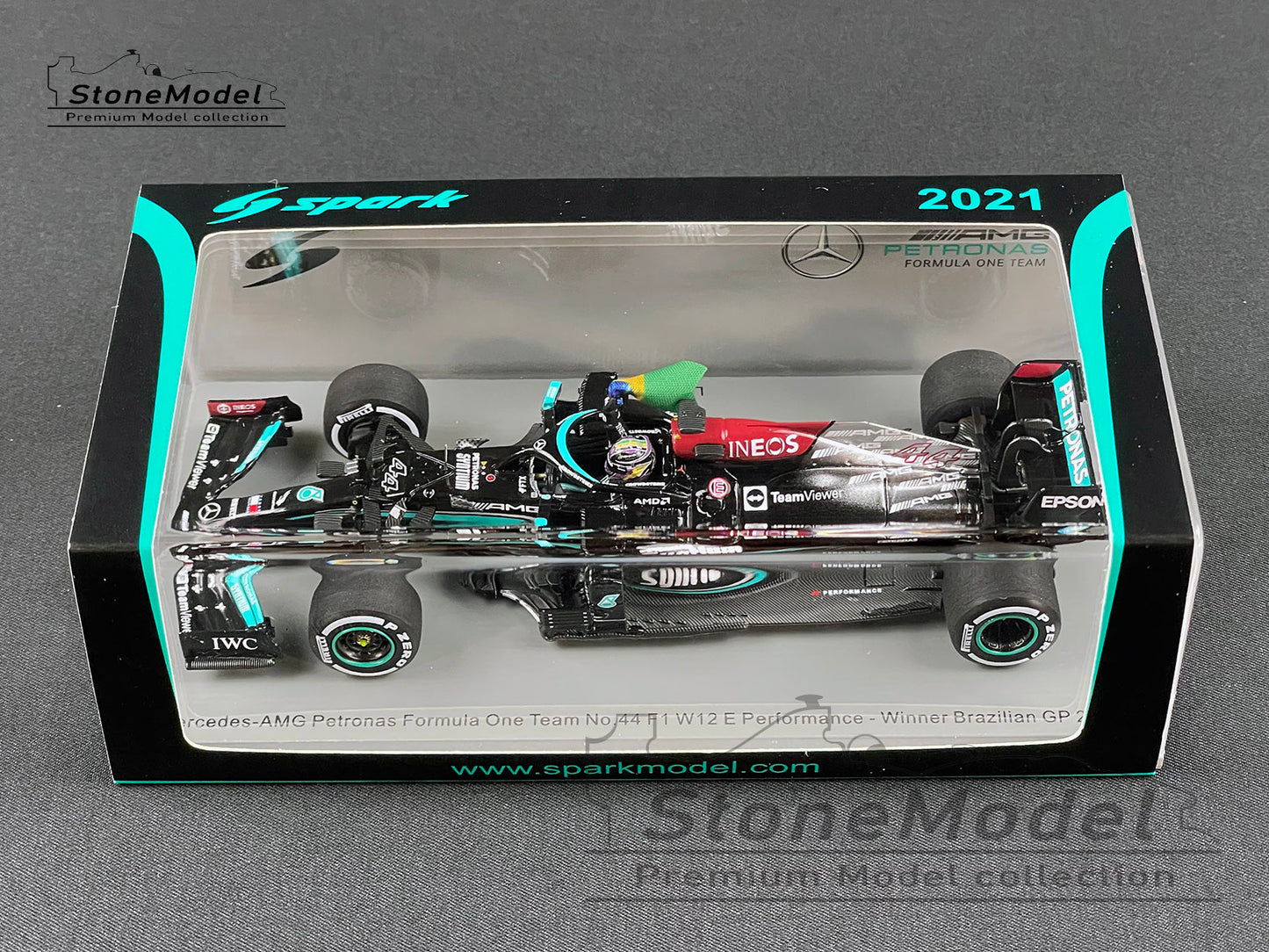 Mercedes F1 W12 #44 Lewis Hamilton Brazil 2021 Winner with Flag 1:43 Spark S7710