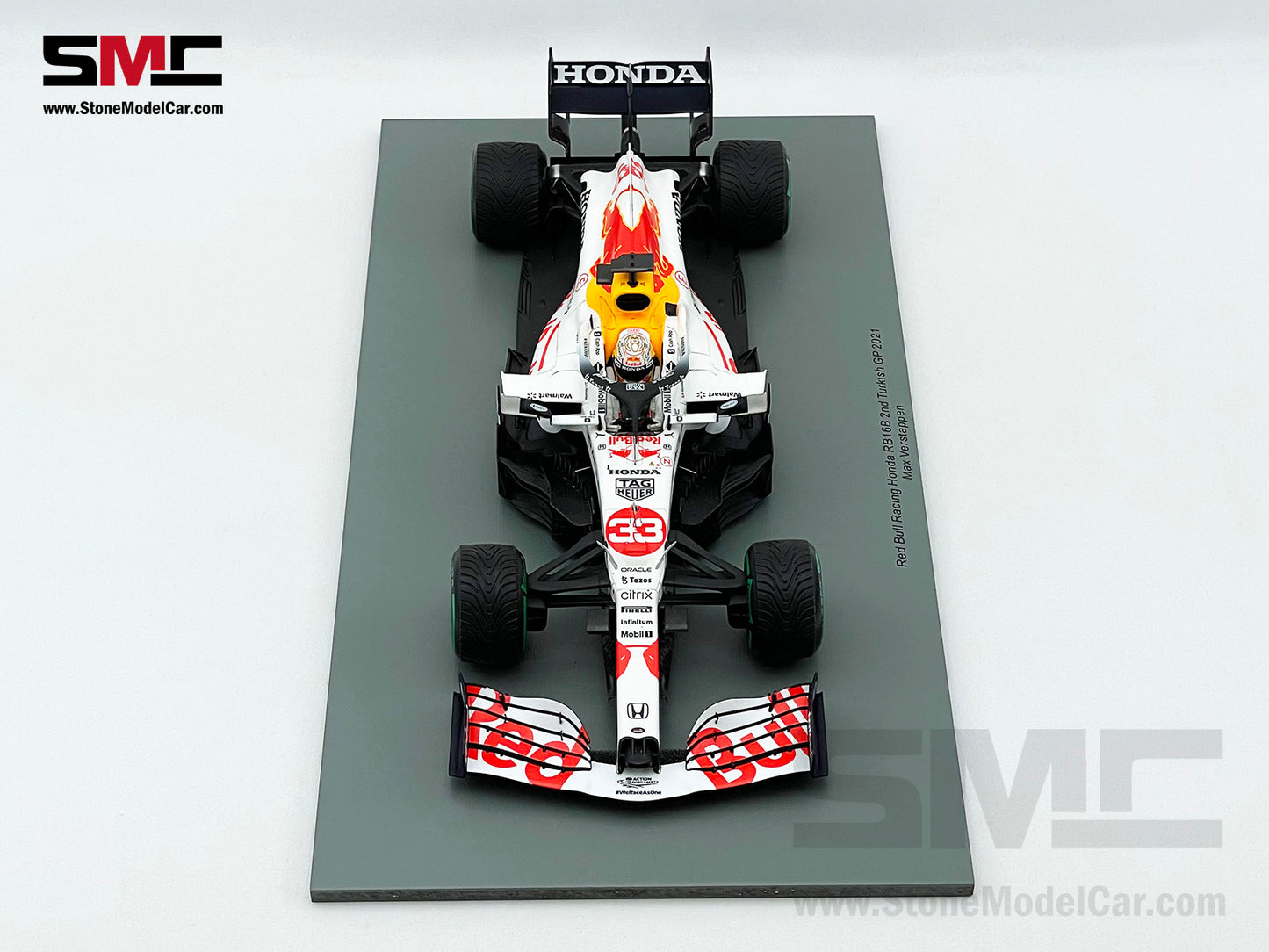 2021 World Champion Red Bull F1 RB16B #33 Max Verstappen Turkish GP Special Livery 1:18 Spark + P2 Pit Board