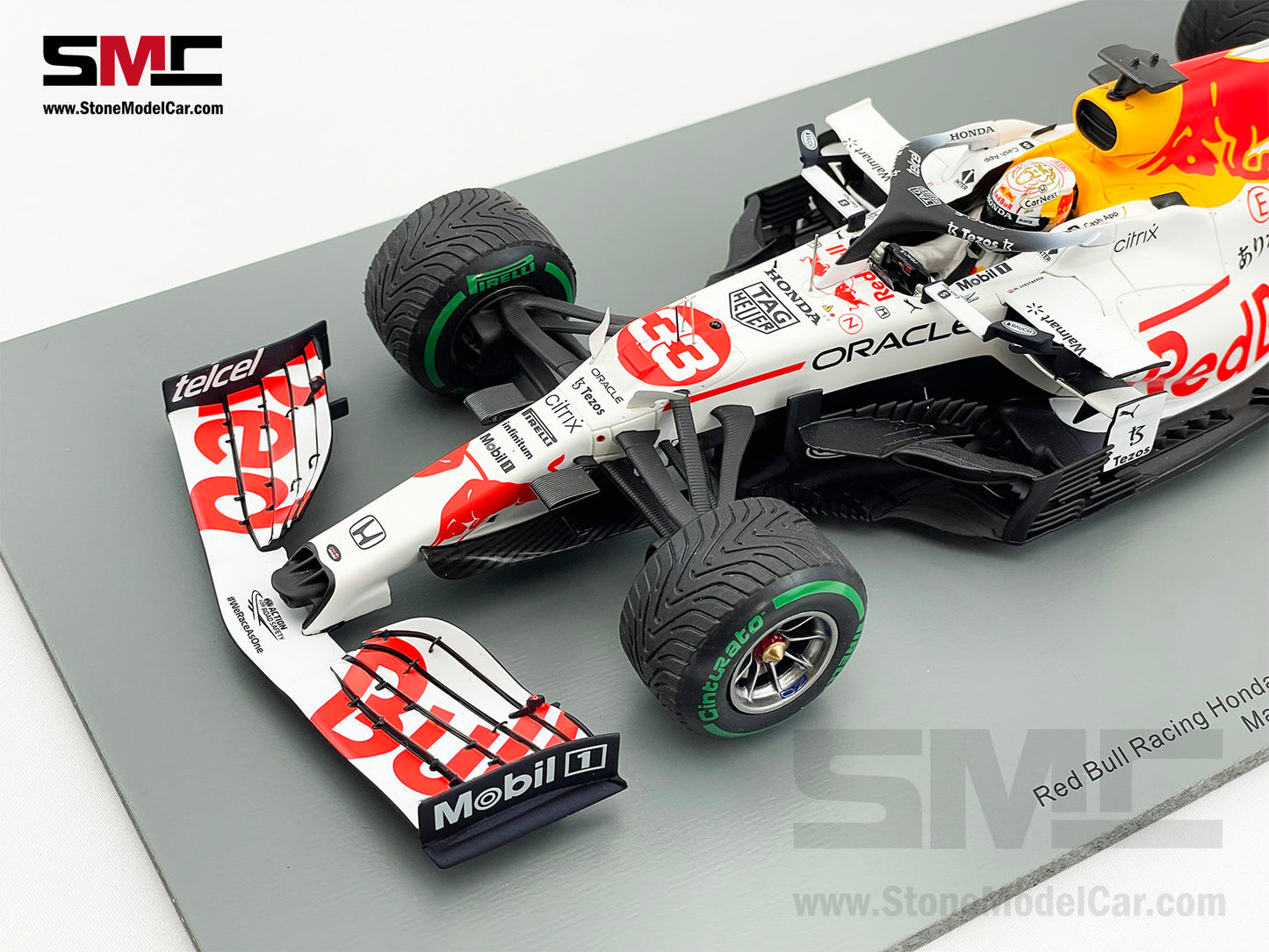2021 World Champion Red Bull F1 RB16B #33 Max Verstappen Turkish GP Special Livery 1:18 Spark + P2 Pit Board