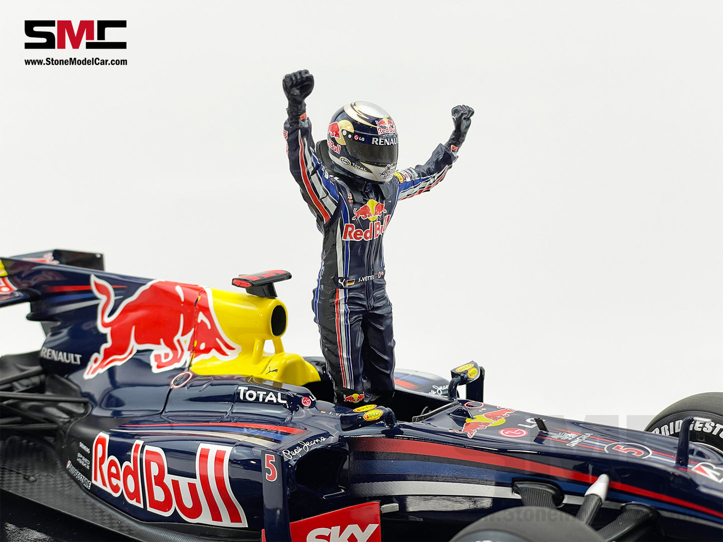 [Used] 2010 1st World Champion Red Bull F1 RB6 #5 Sebastian Vettel Brazil GP 1:18 MINICHAMPS with Figure