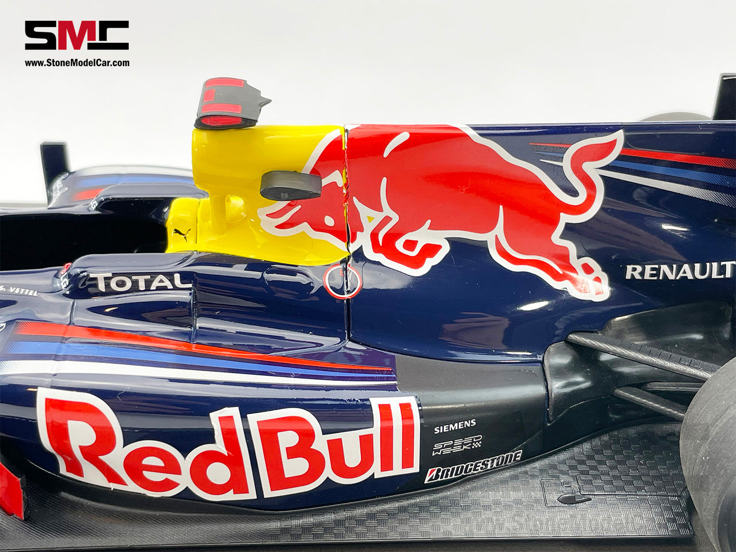 [Used] 2010 1st World Champion Red Bull F1 RB6 #5 Sebastian Vettel Brazil GP 1:18 MINICHAMPS with Figure
