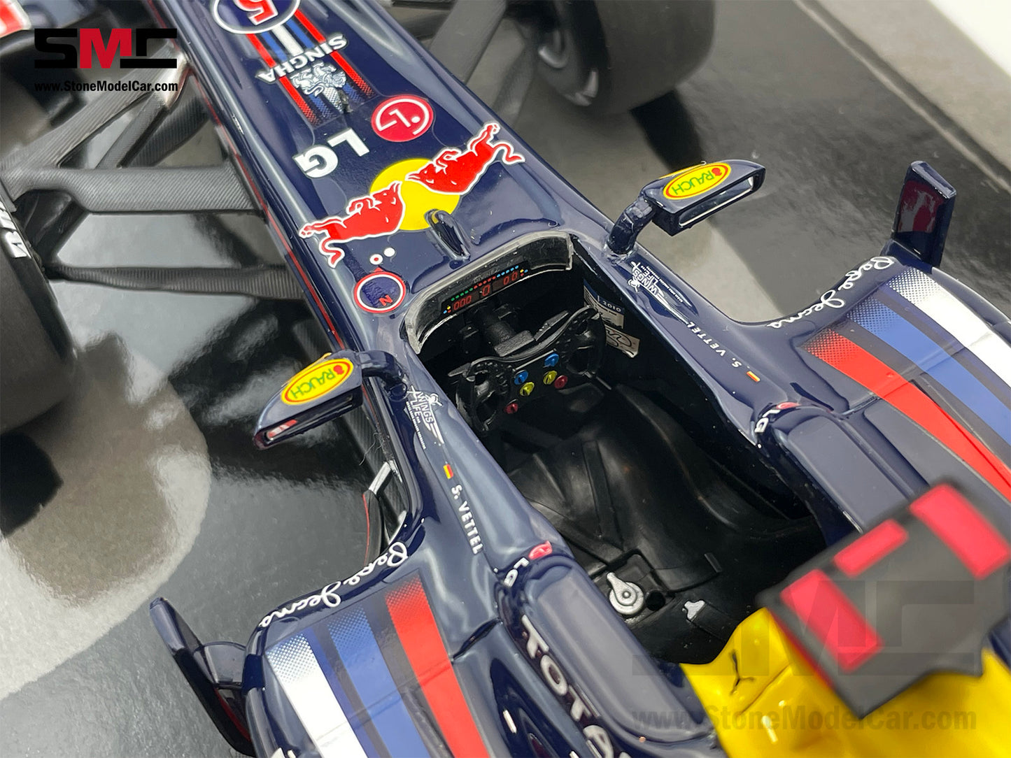 [Used] 2010 1st World Champion Red Bull F1 RB6 #5 Sebastian Vettel Brazil GP 1:18 MINICHAMPS with Figure