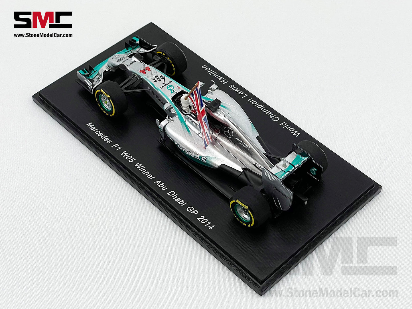 2014 2x World Champion Mercedes F1 W05 #44 Lewis Hamilton Abu Dhabi GP 1:43 Spark Holding Flag