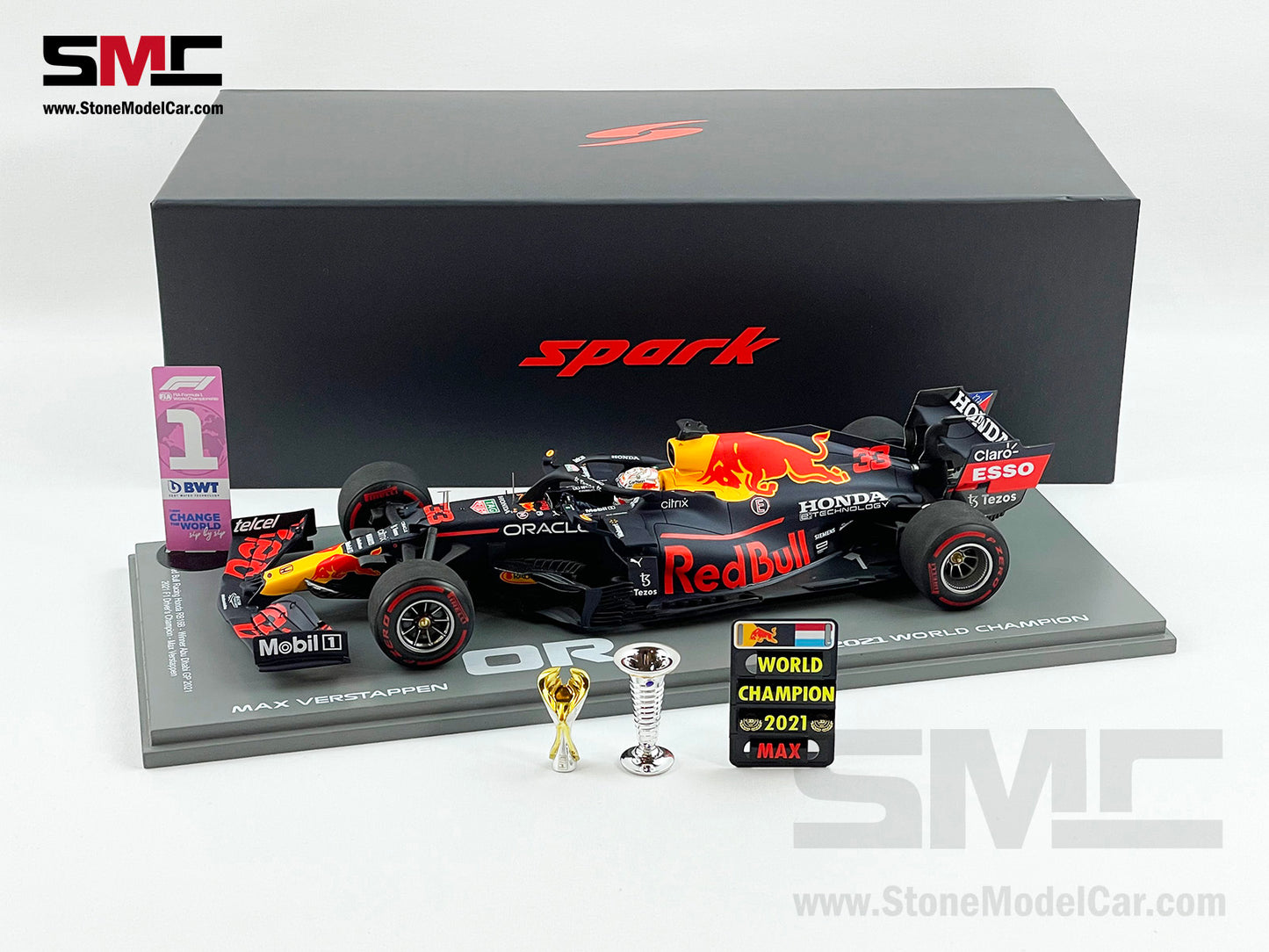 2021 F1 World Champion #33 Max Verstappen Red Bull RB16B Abu Dhabi GP 1:18 Spark with Trophies