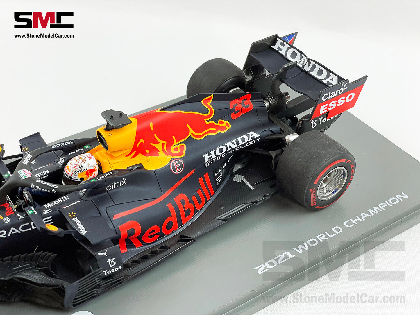 2021 F1 World Champion #33 Max Verstappen Red Bull RB16B Abu Dhabi GP 1:18 Spark with Trophies
