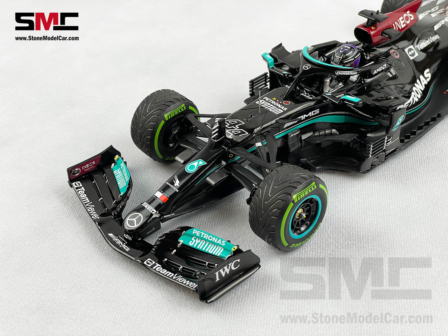 Mercedes AMG F1 W12 #44 Lewis Hamilton Russia 100th GP Win 1:18 Minichamps Gift Box