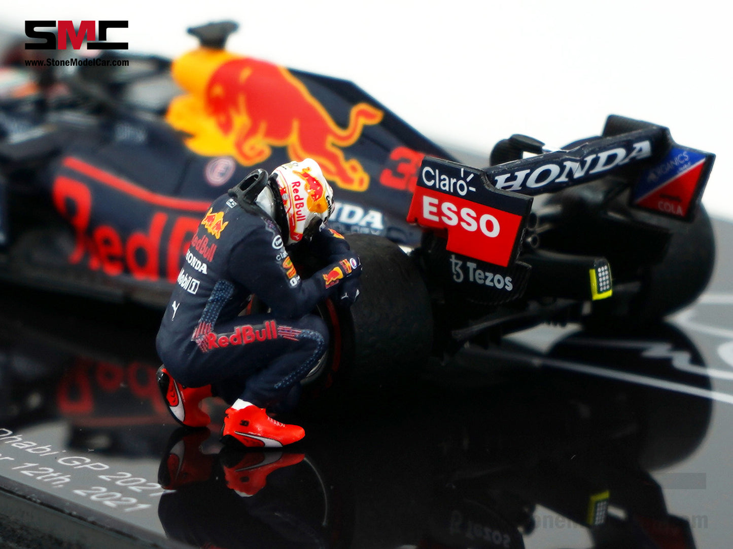 Red Bull RB16B #33 Max Verstappen Abu Dhabi GP Winner 2021 F1 World Champion 1:43 Spark Figure