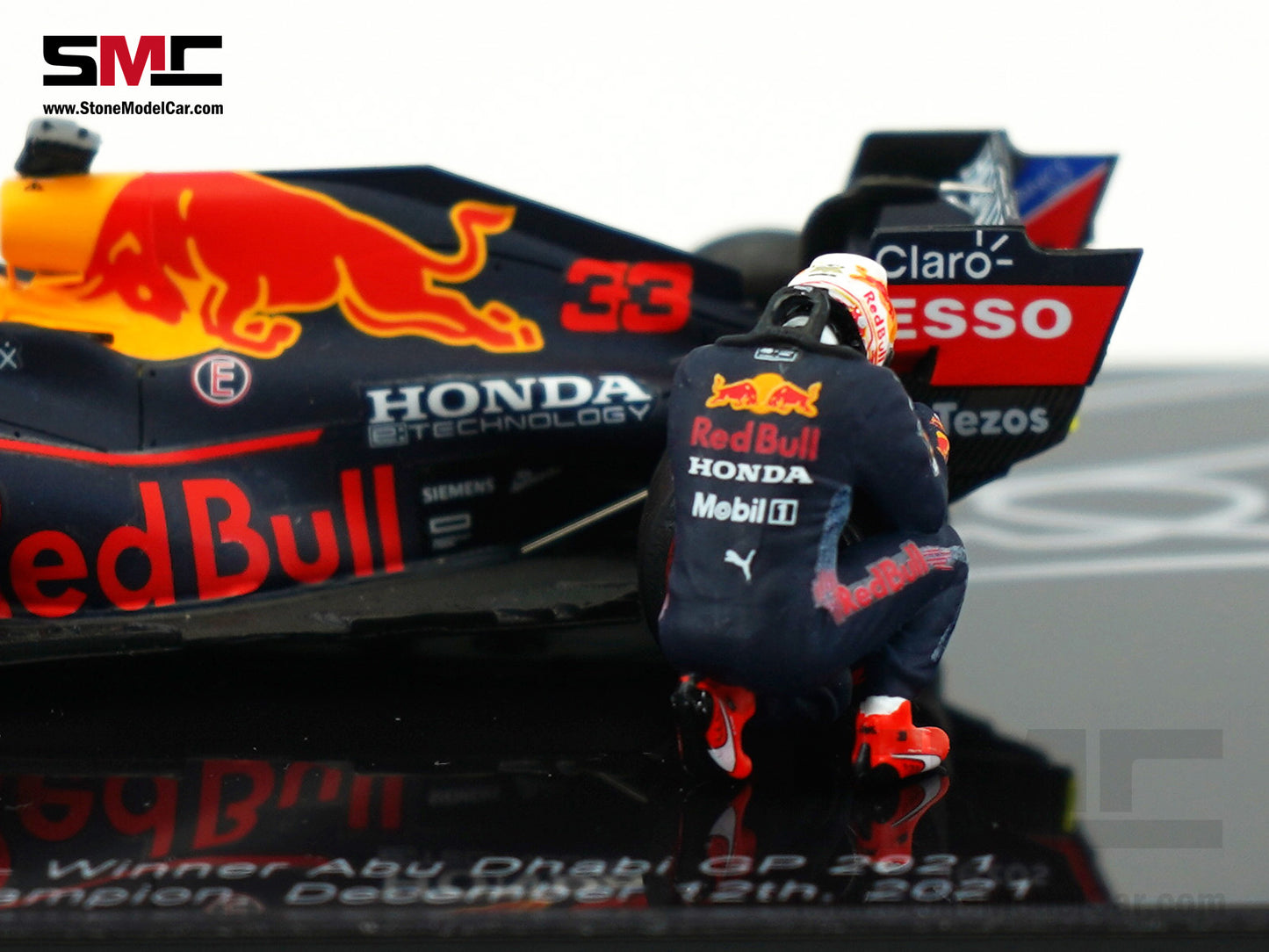 Red Bull RB16B #33 Max Verstappen Abu Dhabi GP Winner 2021 F1 World Champion 1:43 Spark Figure