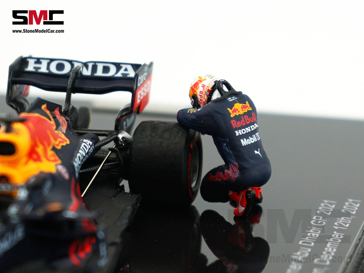 Red Bull RB16B #33 Max Verstappen Abu Dhabi GP Winner 2021 F1 World Champion 1:43 Spark Figure