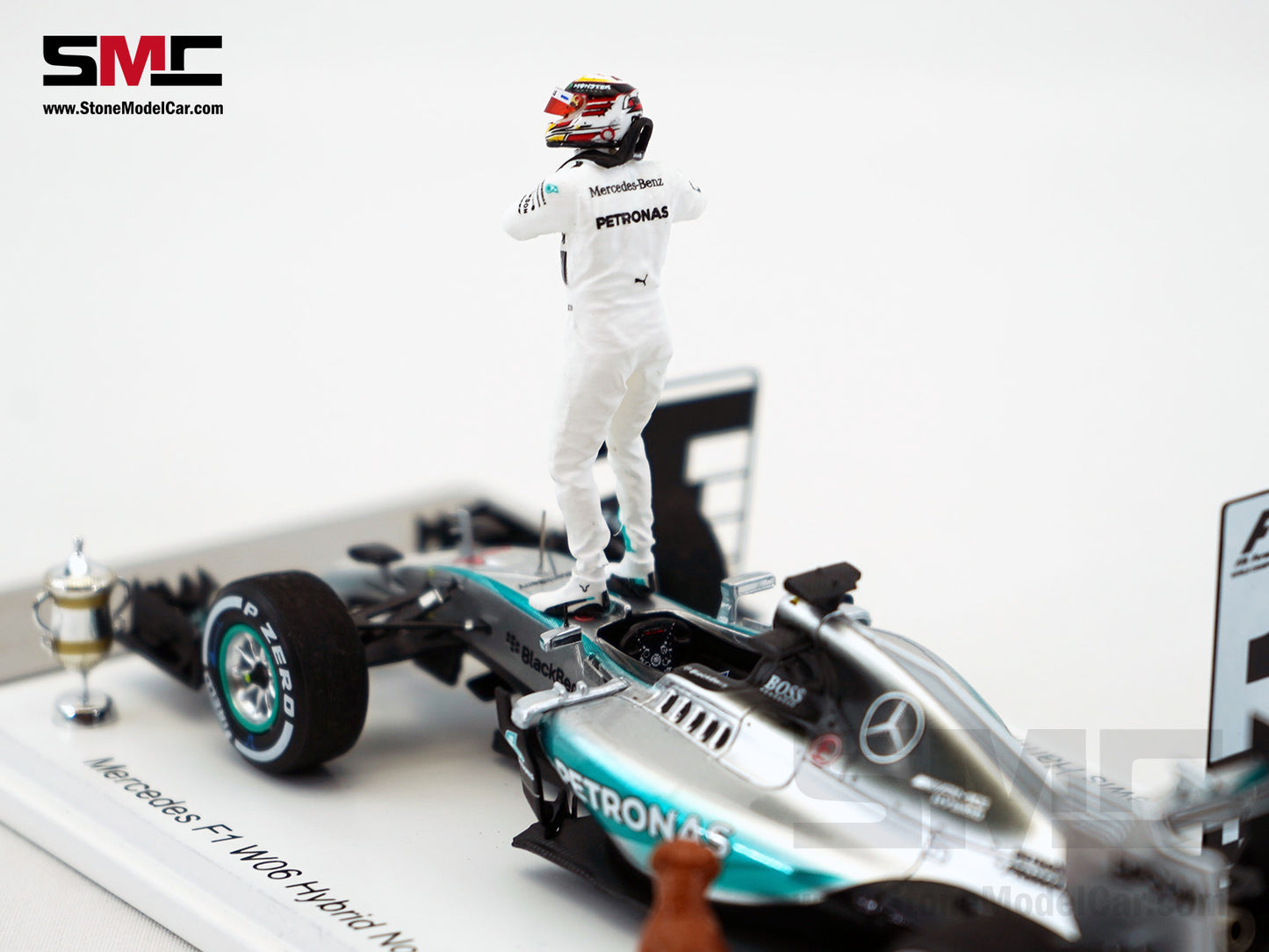 Mercedes F1 W06 #44 Lewis Hamilton Bahrain GP 2015 3x World Champion 1:43 Spark Special Figure Edition