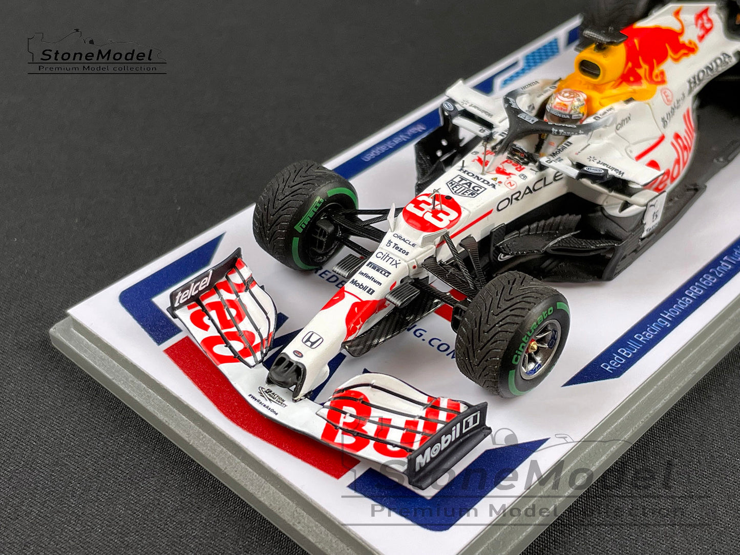 2021 World Champion Red Bull F1 RB16B #33 Max Verstappen Turkish GP 1:43 Spark with Special Base