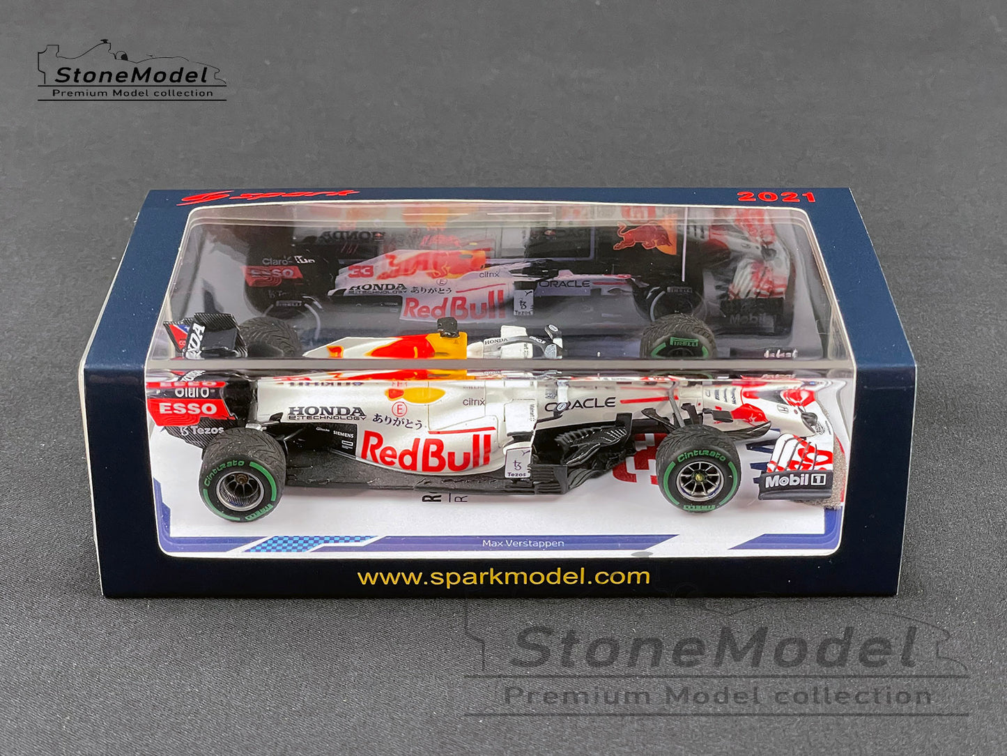 2021 World Champion Red Bull F1 RB16B #33 Max Verstappen Turkish GP 1:43 Spark with Special Base