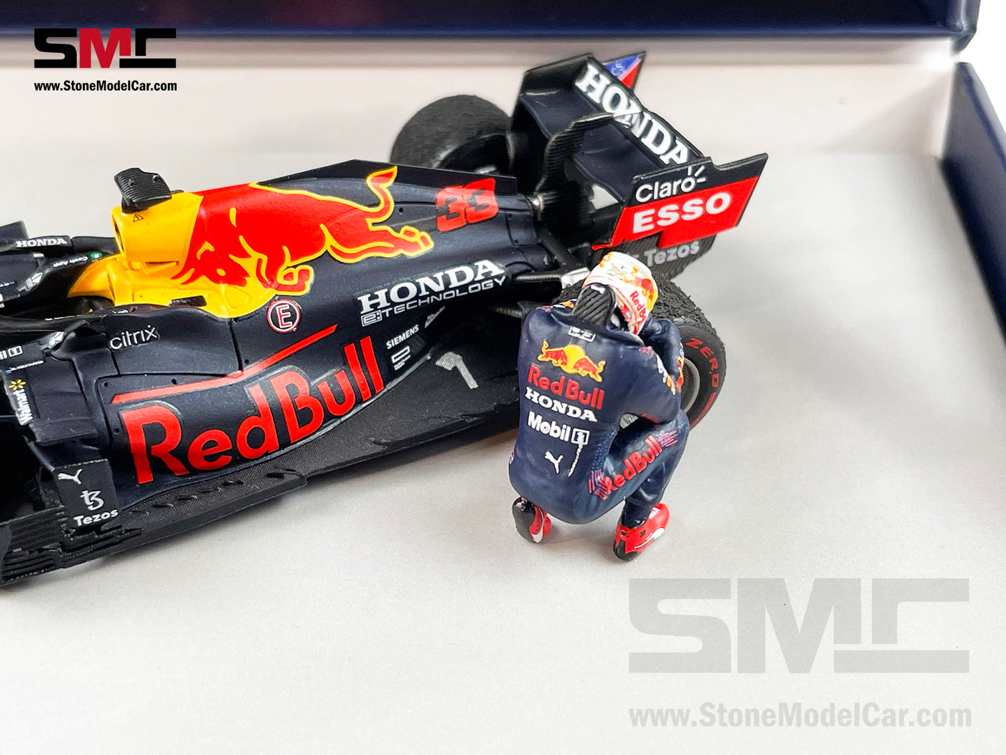 2021 F1 World Champion #33 Max Verstappen Red Bull RB16B Abu Dhabi 1:43 Spark with Figure