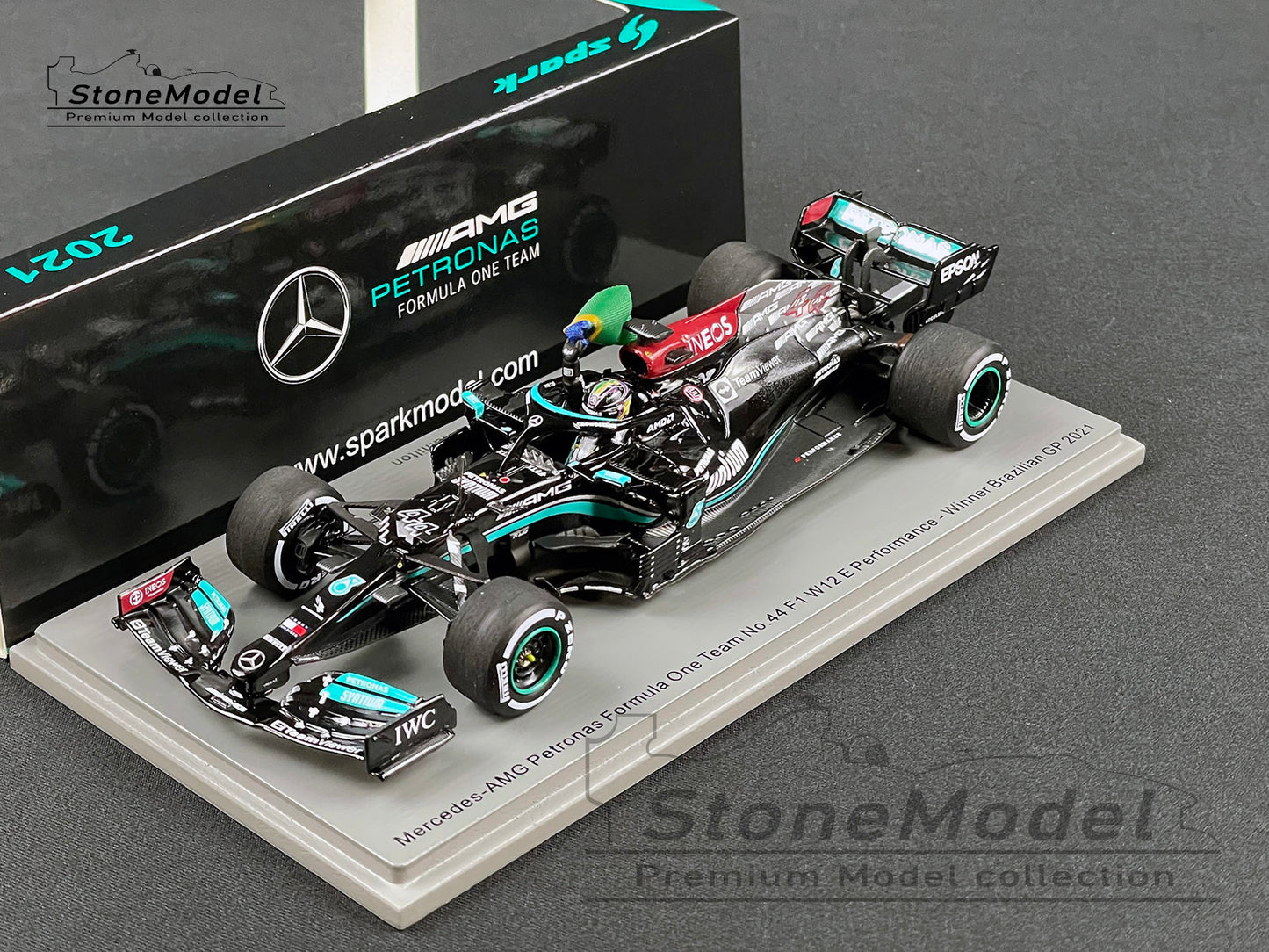 Mercedes F1 W12 #44 Lewis Hamilton Brazil 2021 Winner with Flag 1:43 Spark S7710