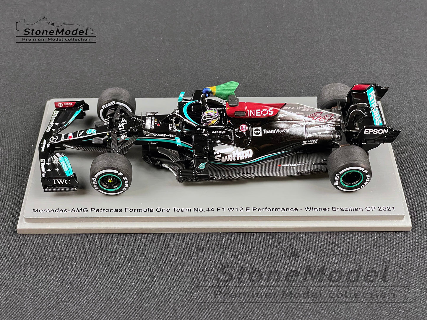 Mercedes F1 W12 #44 Lewis Hamilton Brazil 2021 Winner with Flag 1:43 Spark S7710