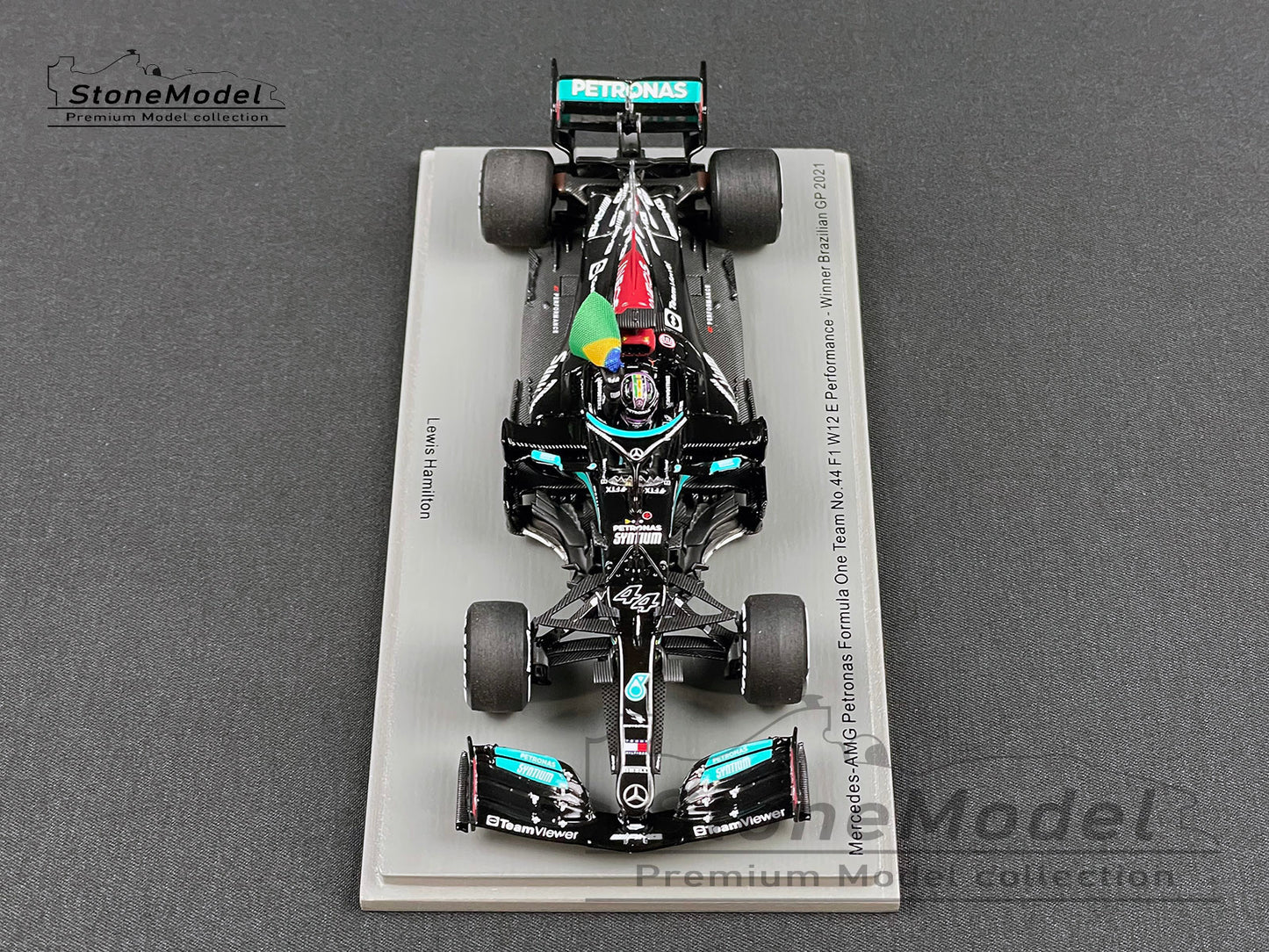Mercedes F1 W12 #44 Lewis Hamilton Brazil 2021 Winner with Flag 1:43 Spark S7710