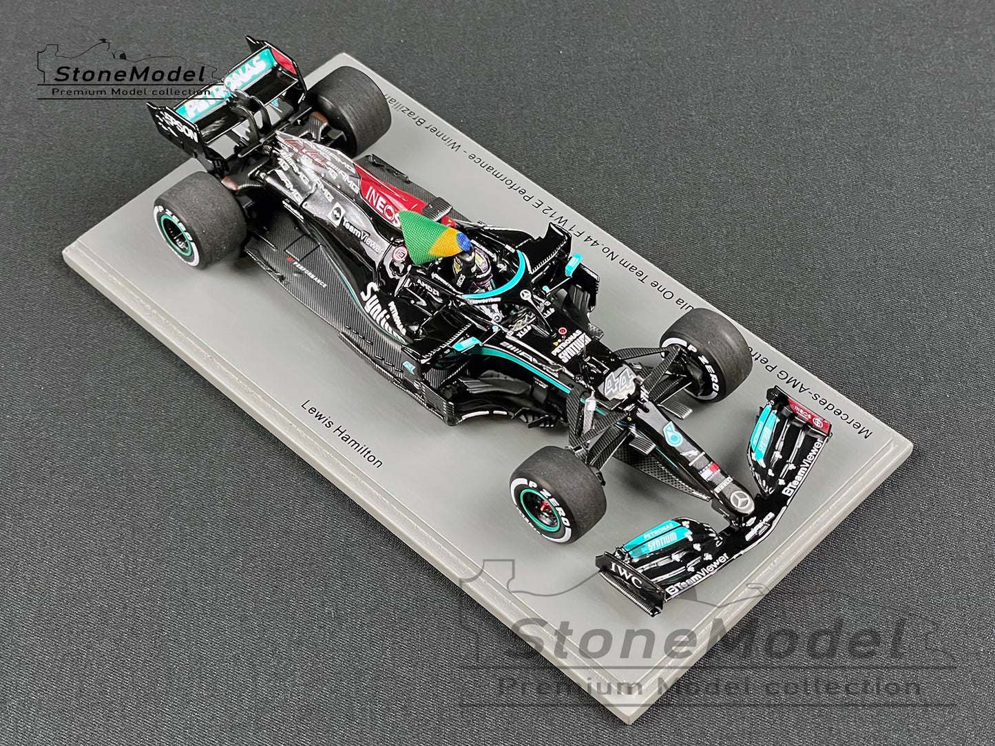 Mercedes F1 W12 #44 Lewis Hamilton Brazil 2021 Winner with Flag 1:43 Spark S7710