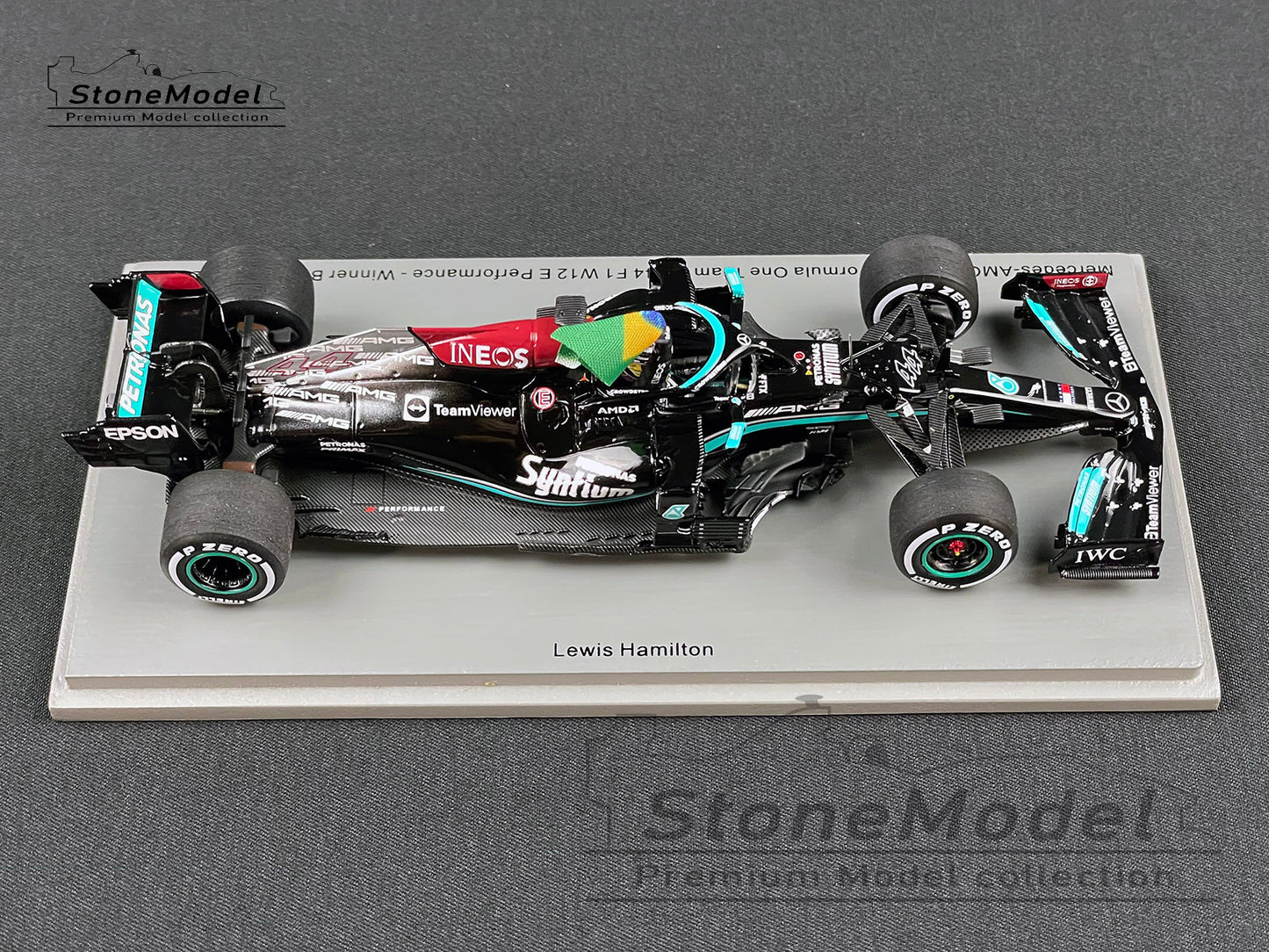 Mercedes F1 W12 #44 Lewis Hamilton Brazil 2021 Winner with Flag 1:43 Spark S7710