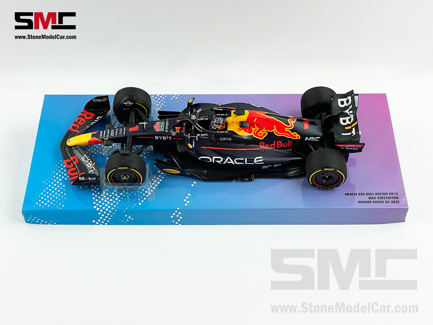 2022 World Champion Red Bull F1 RB18 Max Verstappen US Miami 1:18 MINICHAMPS Gift Box