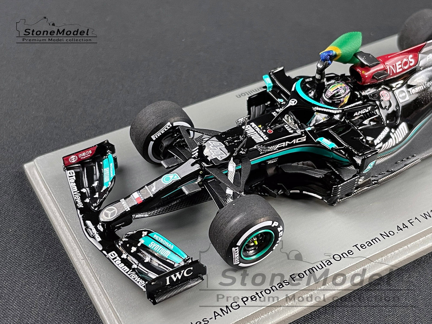 Mercedes F1 W12 #44 Lewis Hamilton Brazil 2021 Winner with Flag 1:43 Spark S7710