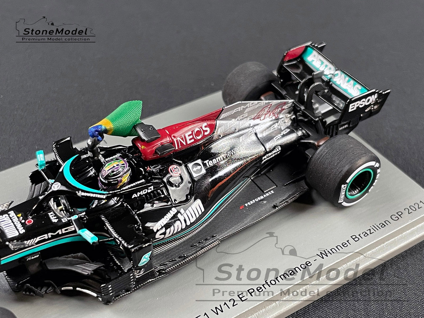 Mercedes F1 W12 #44 Lewis Hamilton Brazil 2021 Winner with Flag 1:43 Spark S7710